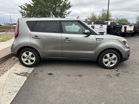 Used 2017 Kia Soul Base image 2
