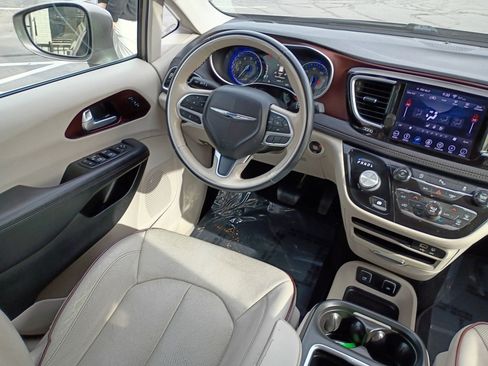 Used 2018 Chrysler Pacifica Limited image 21