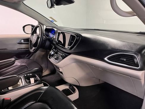 Used 2024 Chrysler Pacifica Touring-L FWD image 11
