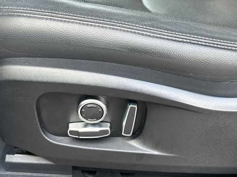 Used 2023 Land Rover Defender 130 SE image 17