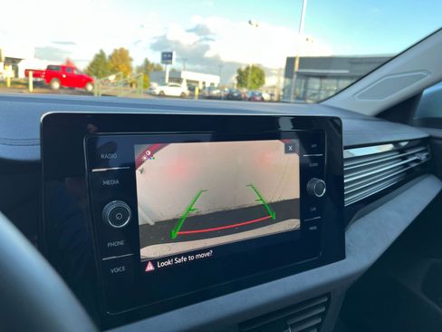 Used 2025 Volkswagen Jetta SE image 17