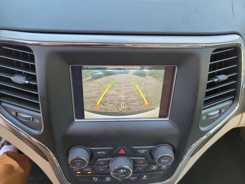 Used 2021 Jeep Grand Cherokee Laredo RWD image 18
