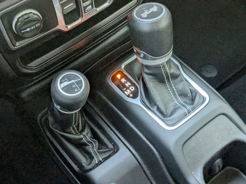 Used 2021 Jeep Wrangler Unlimited Sahara w/ Uconnect 4C Nav & Sound Group AWD/4WD image 14