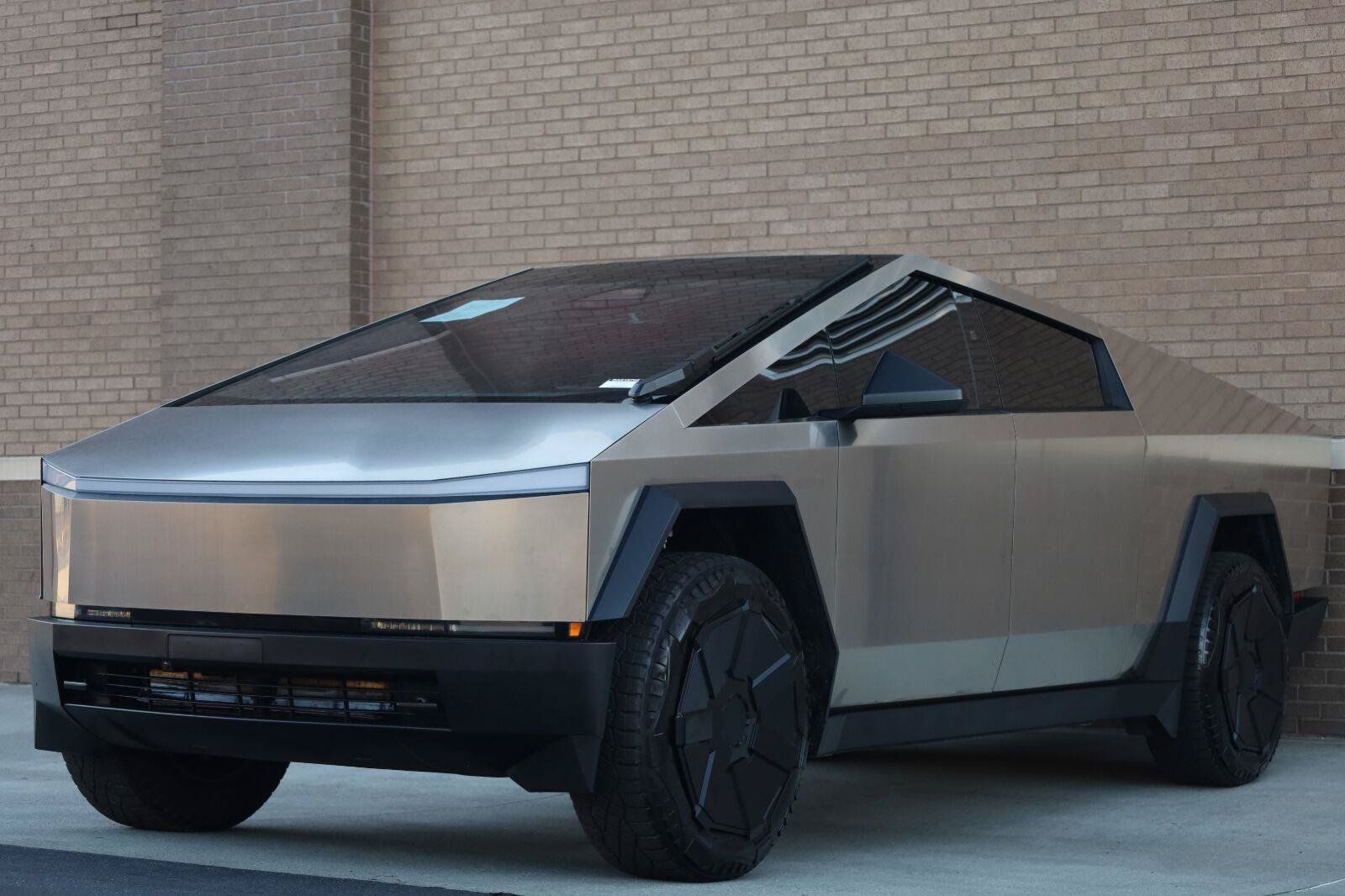 Used 2024 Tesla Cybertruck AWD Crew Cab image 7