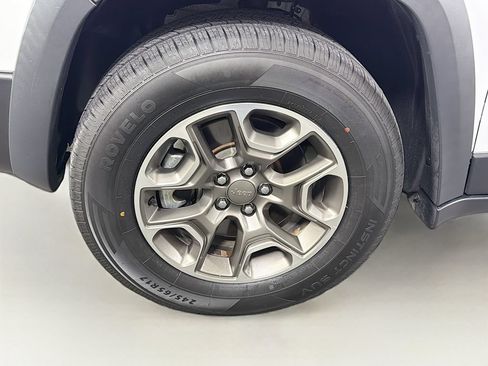 Used 2021 Jeep Cherokee Trailhawk AWD/4WD image 31