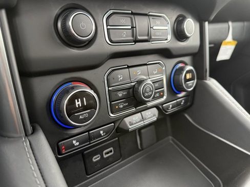 Used 2024 Chevrolet Tahoe Z71 w/ Luxury Package image 31