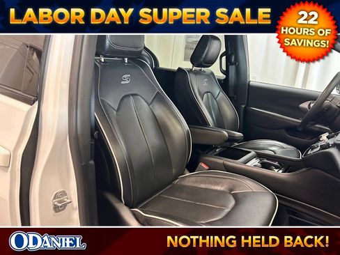 Used 2025 Chrysler Pacifica Limited FWD image 24