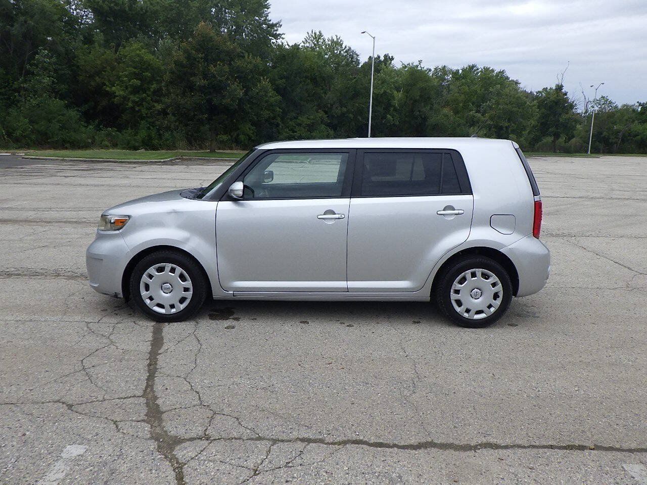Used 2009 Scion xB FWD image 2