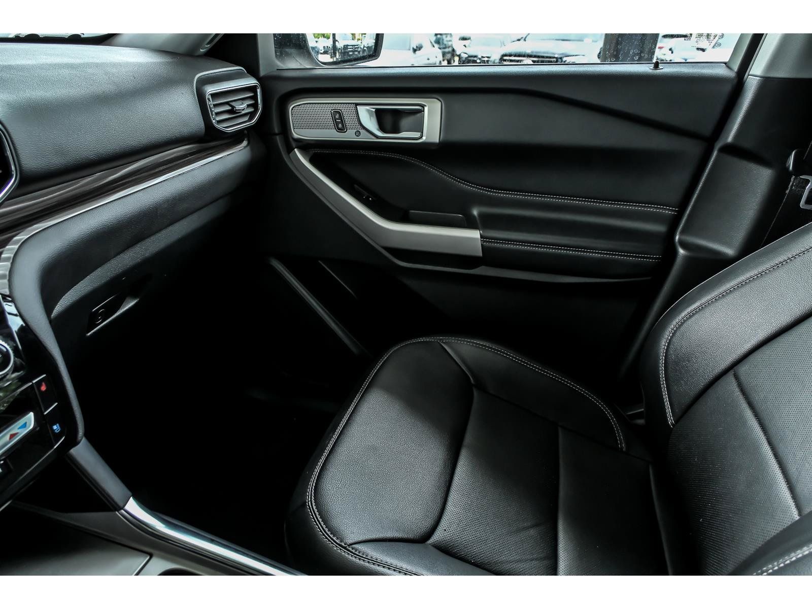 Used 2023 Ford Explorer Limited AWD/4WD image 23