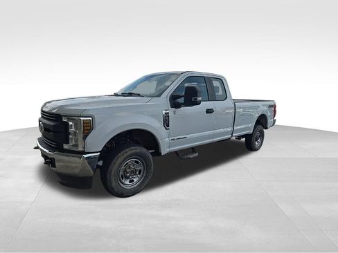 Used 2018 Ford F250 XL w/ Power Equipment Group AWD/4WD image 3