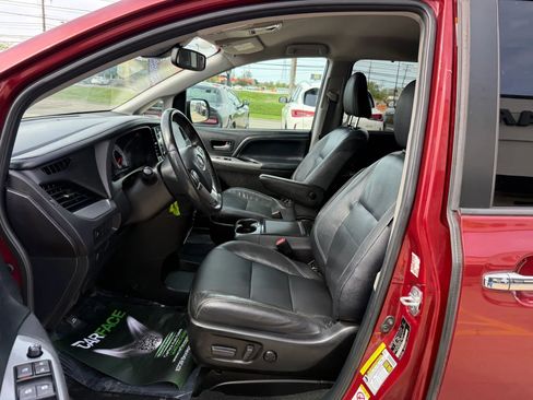 Used 2018 Toyota Sienna SE image 19