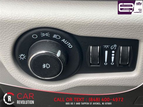Used 2024 Chrysler Pacifica Limited FWD image 30