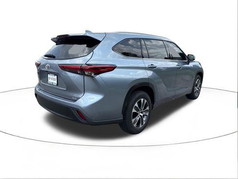 Used 2022 Toyota Highlander XLE FWD image 3