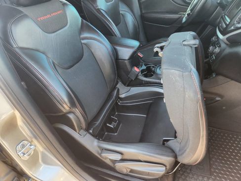 Used 2017 Jeep Cherokee Trailhawk w/ Comfort & Convenience Group image 16