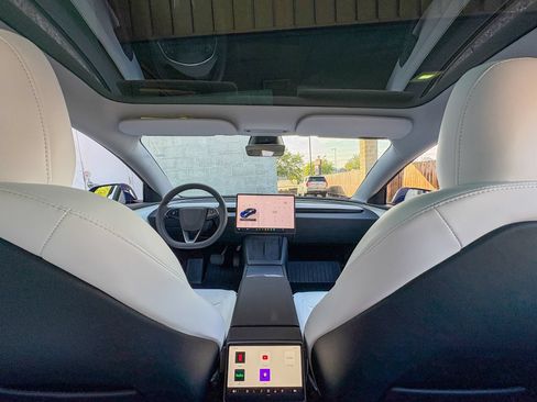 Used 2025 Tesla Model 3 RWD image 2