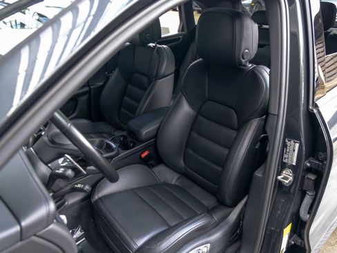 Certified 2022 Porsche Macan S AWD/4WD image 5