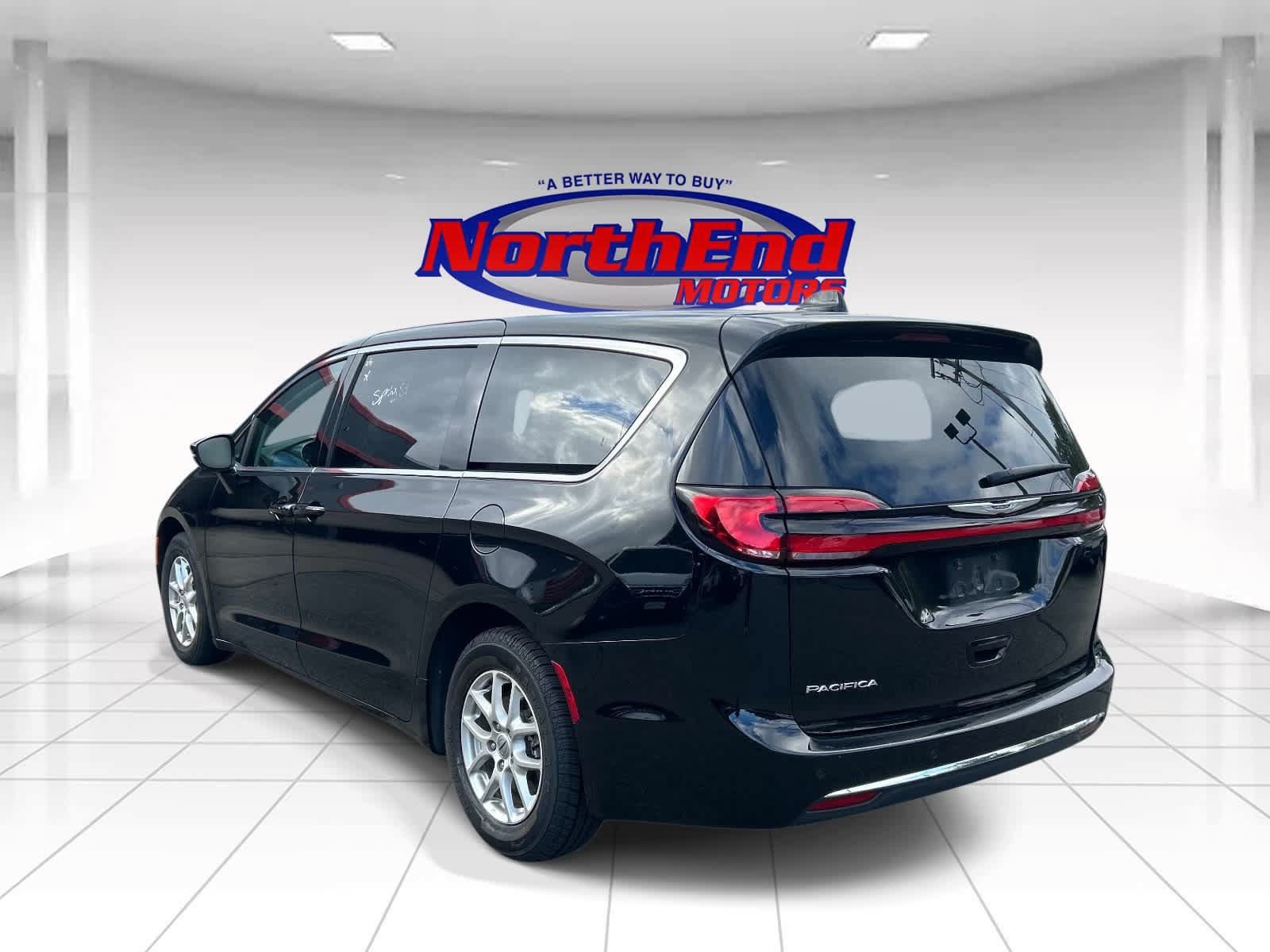 Used 2024 Chrysler Pacifica Touring-L FWD image 5