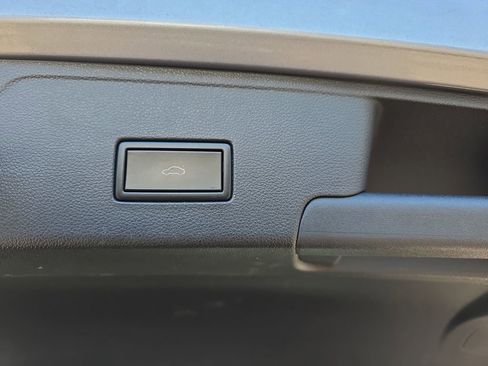 Used 2020 Volkswagen Atlas Cross Sport SEL image 17