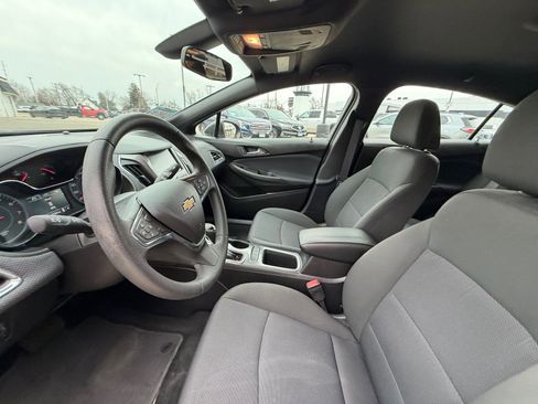 Used 2017 Chevrolet Cruze LT w/ Convenience Package image 4