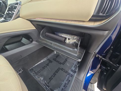 Used 2025 Nissan Armada Platinum image 18