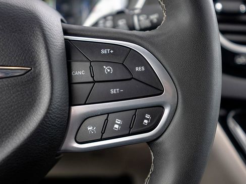 Used 2024 Chrysler Pacifica Touring-L FWD image 18