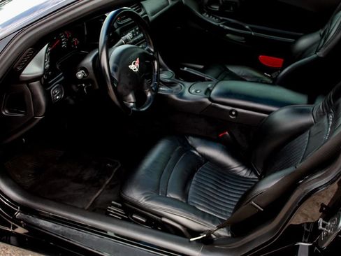 Used 2001 Chevrolet Corvette Coupe w/ Preferred Equipment Group2 RWD image 14