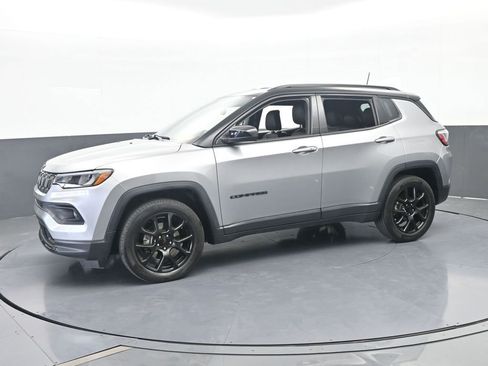 Used 2022 Jeep Compass Latitude FWD image 2