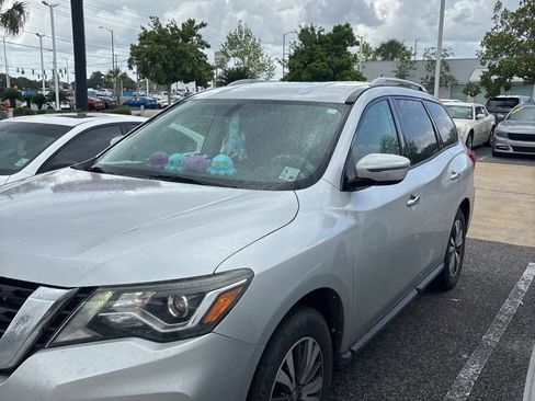 Used 2017 Nissan Pathfinder SV image 2