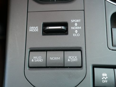 Used 2022 Toyota Highlander XLE AWD/4WD image 32