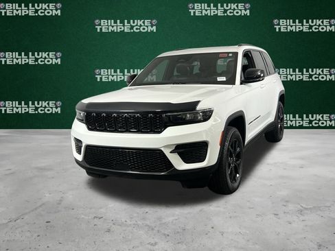 Used 2023 Jeep Grand Cherokee Altitude image 4