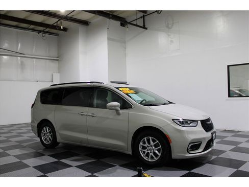 Used 2021 Chrysler Pacifica Touring-L image 1