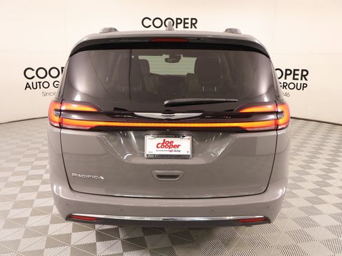 Used 2021 Chrysler Pacifica Touring-L FWD image 22