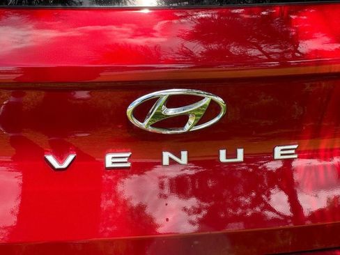 Used 2024 Hyundai Venue Limited FWD image 9