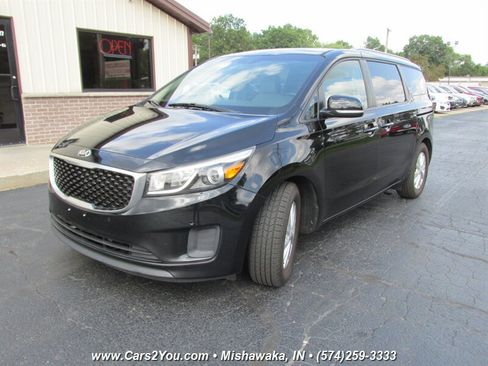 Used 2017 Kia Sedona LX w/ LX Essentials Premium Package FWD image 3