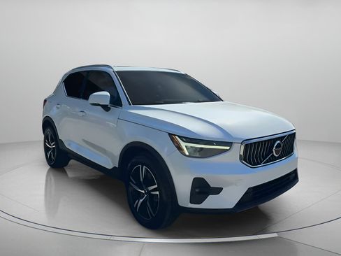 Used 2023 Volvo XC40 B5 Plus image 3