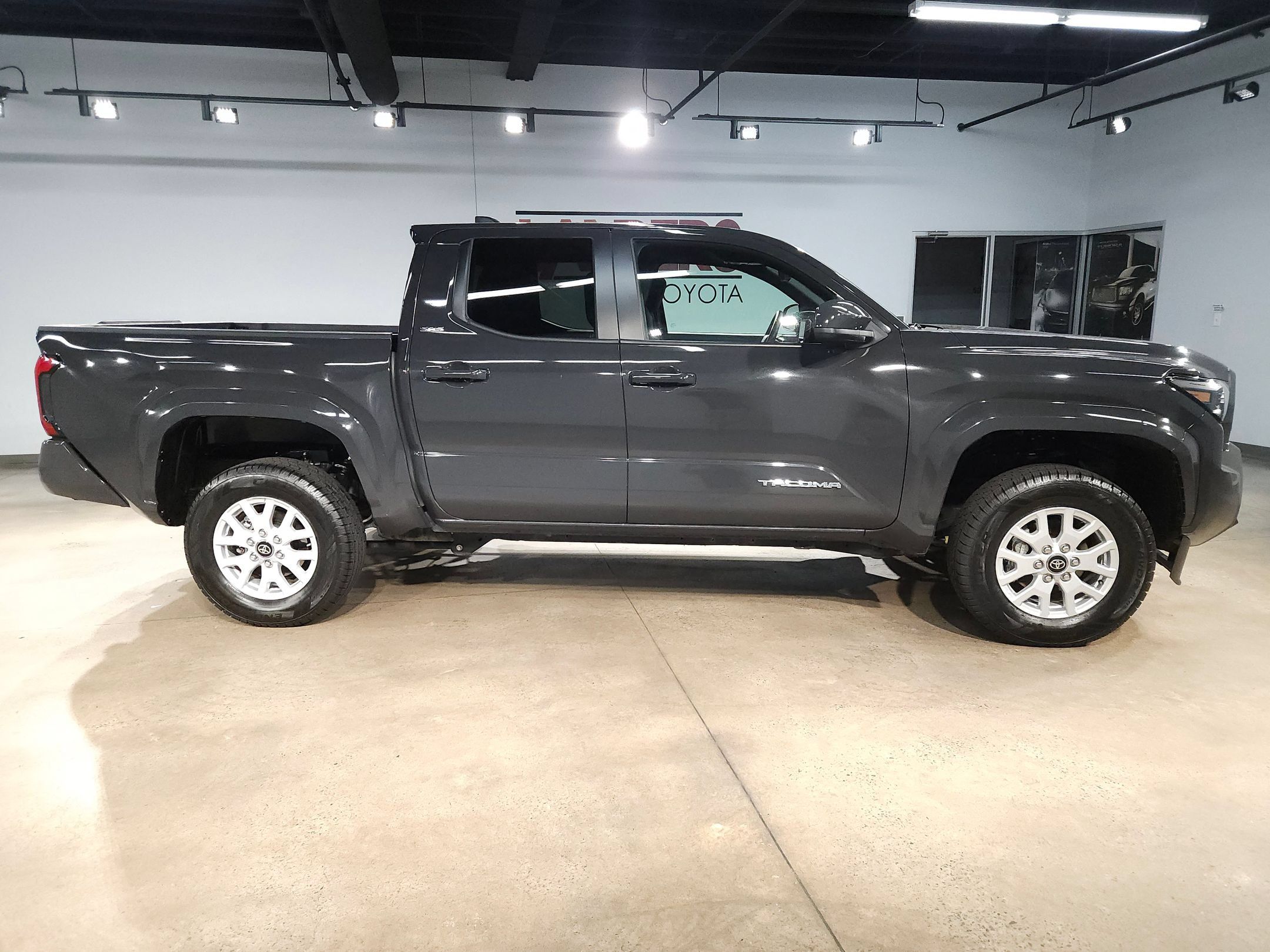 Certified 2025 Toyota Tacoma SR5 AWD/4WD image 8