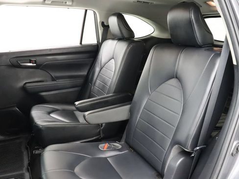 Used 2021 Toyota Highlander XLE AWD/4WD image 29
