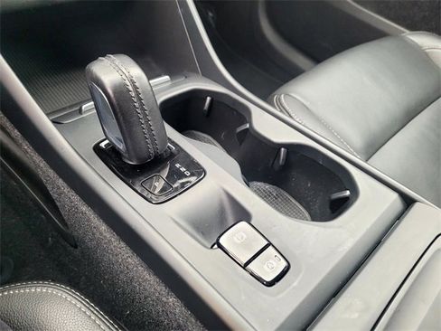 Used 2021 Volvo XC40 T5 Momentum image 17