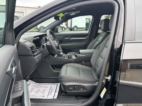 Used 2026 GMC Terrain AT4 w/ LPO, Black Badging Package AWD/4WD image 9
