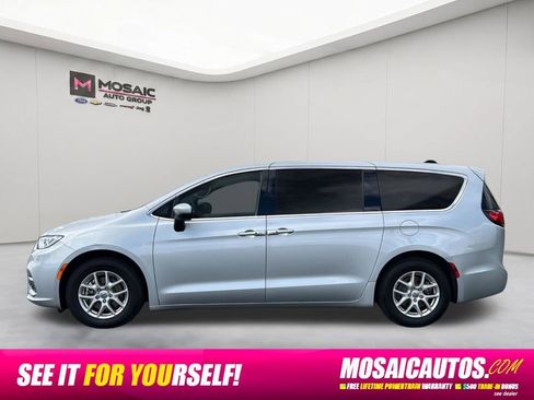Used 2023 Chrysler Pacifica Touring-L FWD image 6