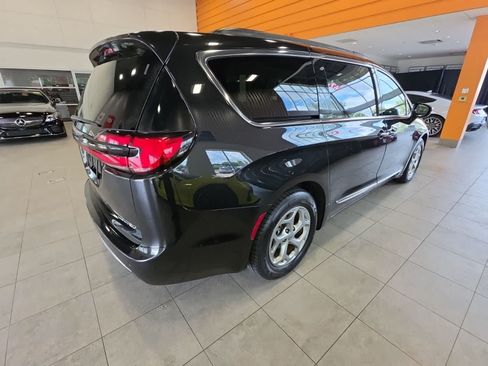 Used 2023 Chrysler Pacifica Limited FWD image 9