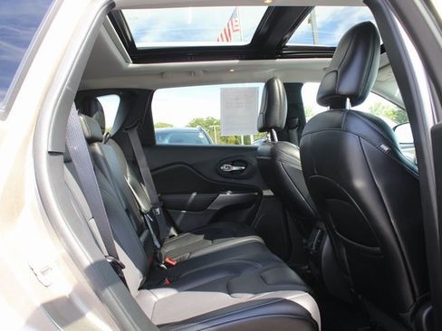 Used 2021 Jeep Cherokee Limited image 28