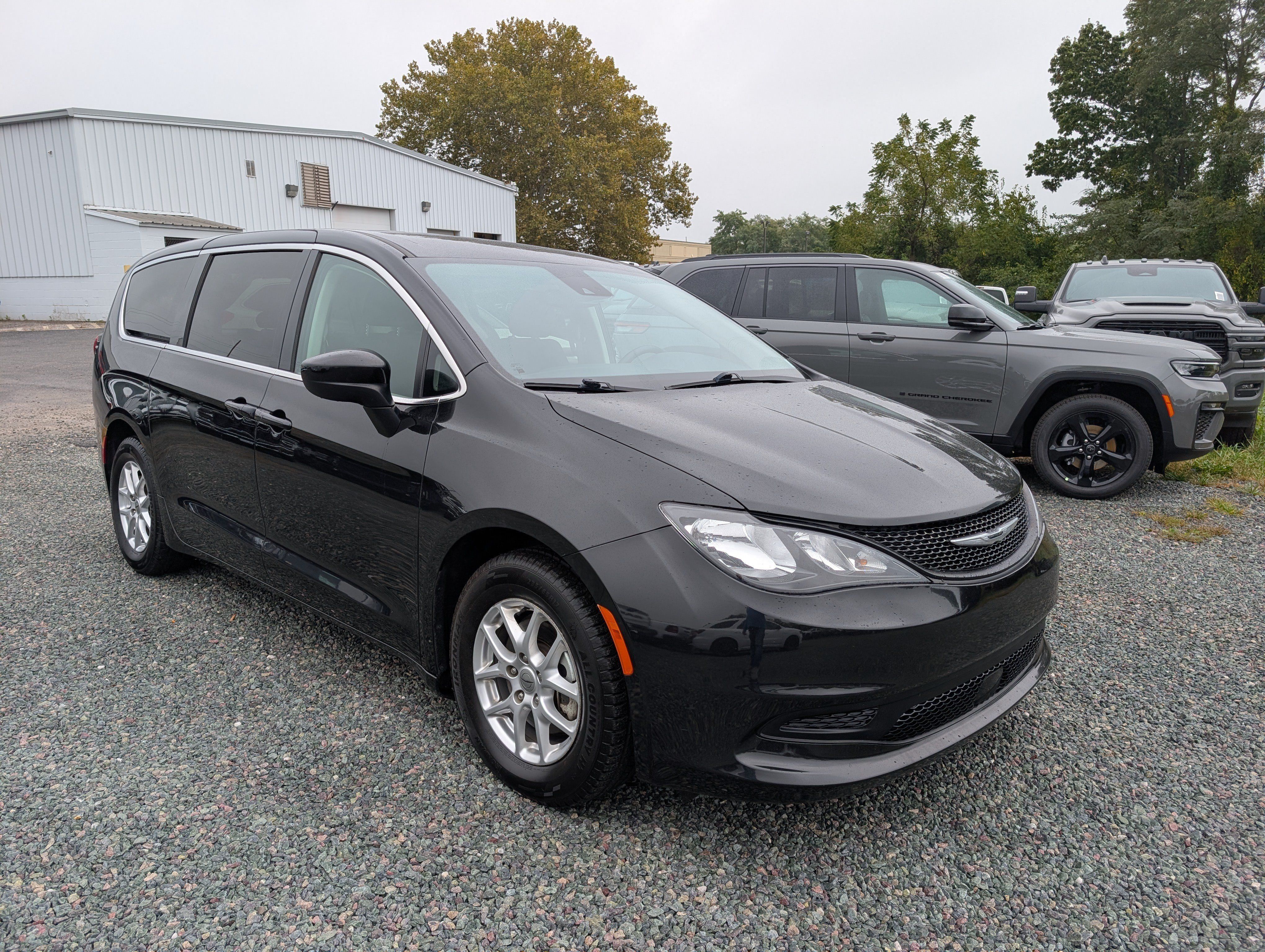 Used 2023 Chrysler Voyager LX FWD image 7