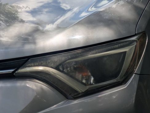 Used 2018 Toyota RAV4 XLE AWD/4WD image 9