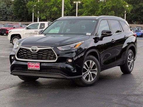 Used 2023 Toyota Highlander XLE FWD image 2