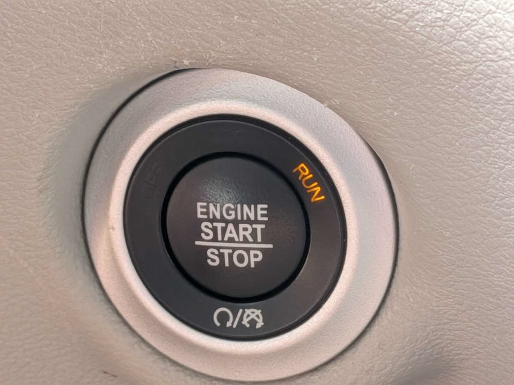 Used 2024 Chrysler Pacifica Touring-L FWD image 40