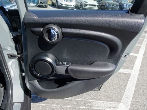 Used 2019 MINI Cooper 4-Door Hardtop w/ Signature Upholstery Package image 19