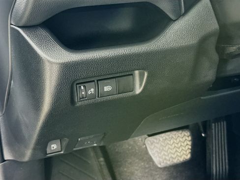 Used 2022 Toyota RAV4 LE AWD/4WD image 10