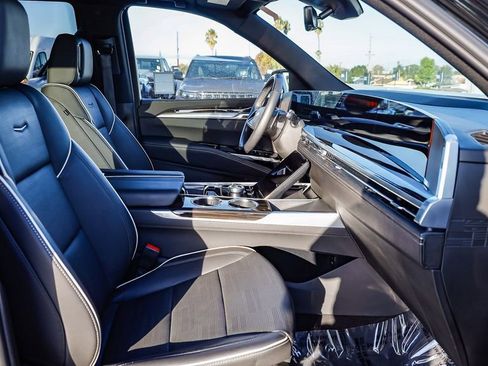 Used 2025 Cadillac Escalade Premium Luxury image 18