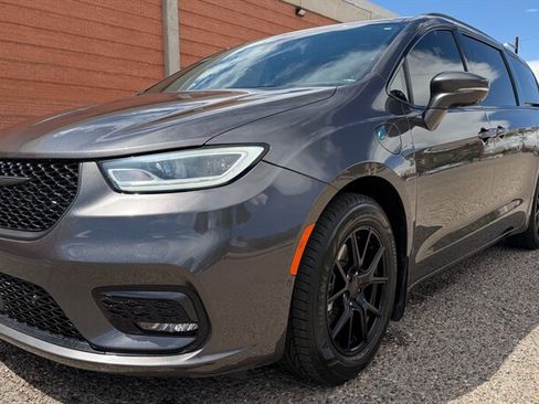 Used 2021 Chrysler Pacifica Limited w/ Uconnect Theater Family Group FWD image 3